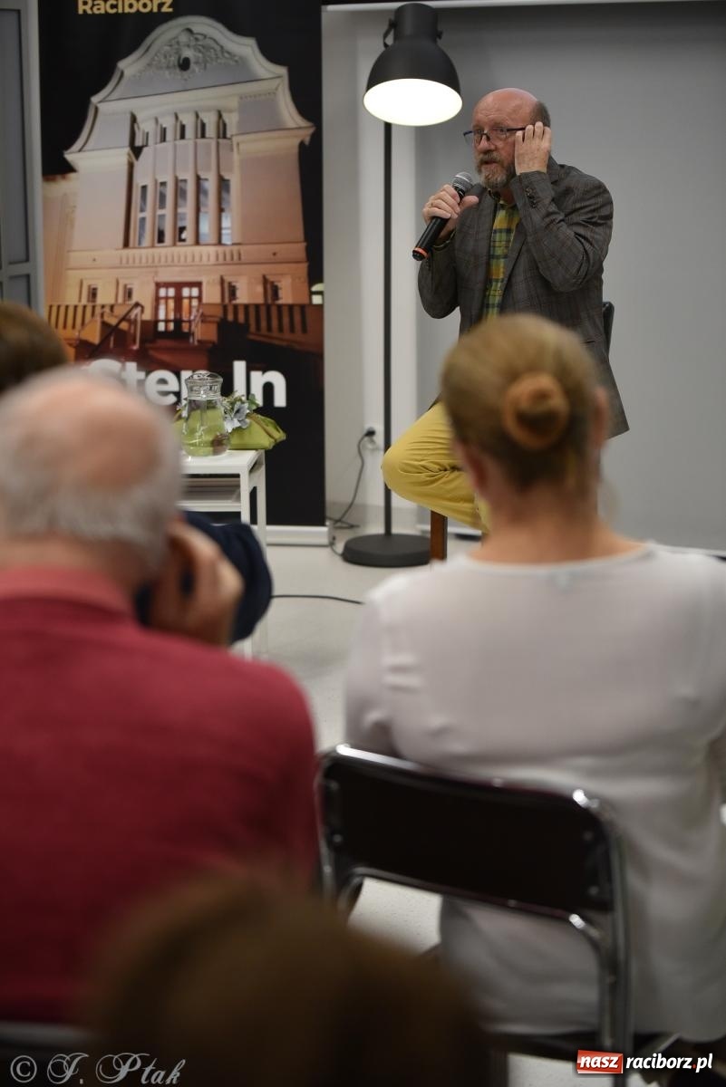 Zdjęcie w galerii na portalu naszraciborz.pl: Artur Barciś zawitał do Raciborza. Biblioteka pękała w szwach wiadomości z regionu