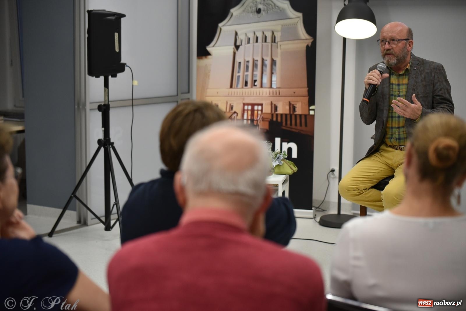 Zdjęcie w galerii na portalu naszraciborz.pl: Artur Barciś zawitał do Raciborza. Biblioteka pękała w szwach wiadomości z regionu