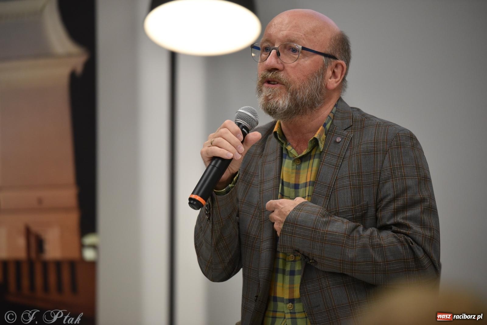 Zdjęcie w galerii na portalu naszraciborz.pl: Artur Barciś zawitał do Raciborza. Biblioteka pękała w szwach wiadomości z regionu