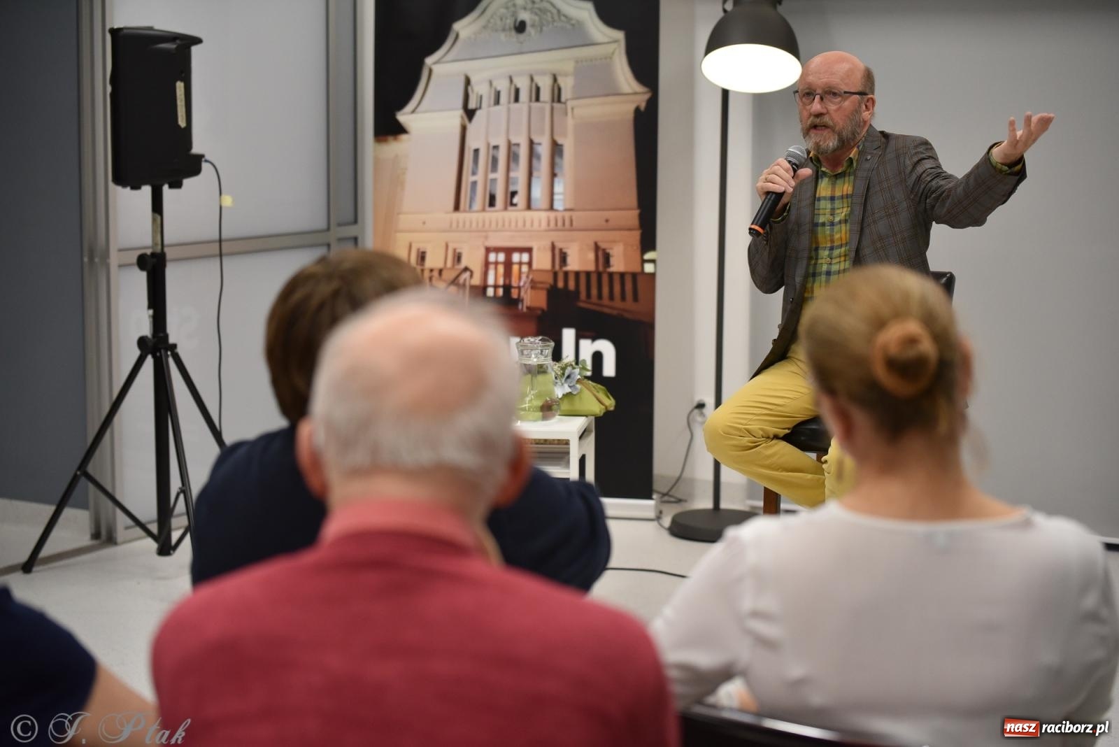 Zdjęcie w galerii na portalu naszraciborz.pl: Artur Barciś zawitał do Raciborza. Biblioteka pękała w szwach wiadomości z regionu