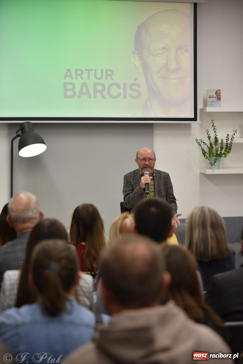 Zdjęcie w galerii na portalu naszraciborz.pl: Artur Barciś zawitał do Raciborza. Biblioteka pękała w szwach wiadomości z regionu