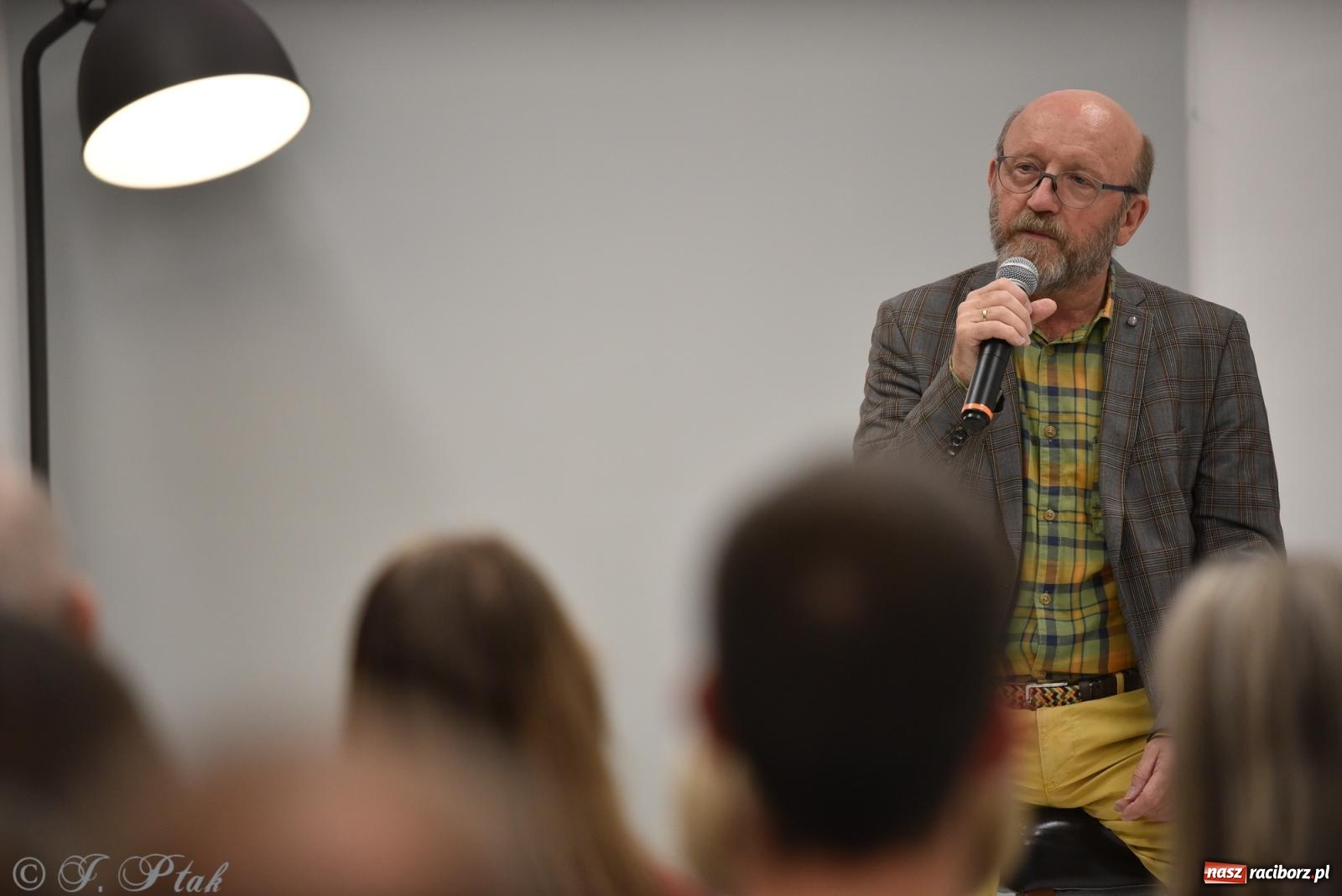 Zdjęcie w galerii na portalu naszraciborz.pl: Artur Barciś zawitał do Raciborza. Biblioteka pękała w szwach wiadomości z regionu