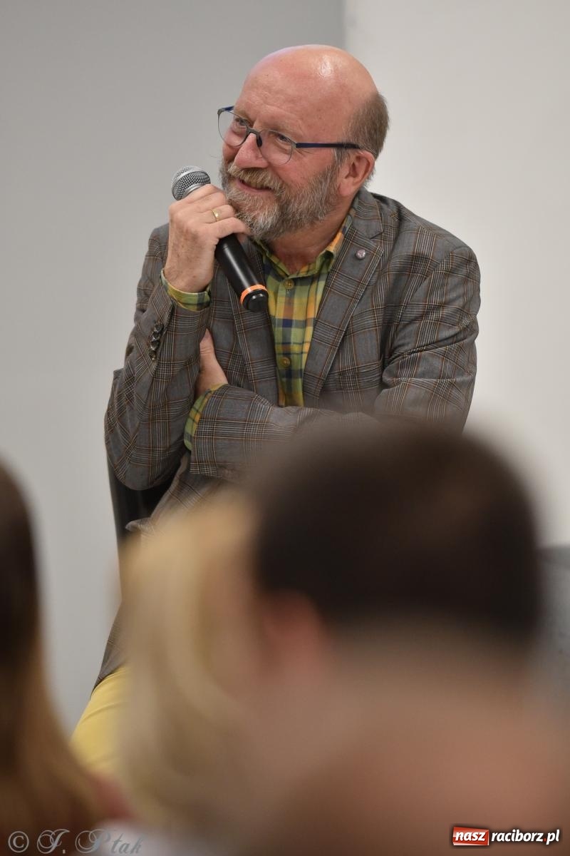 Zdjęcie w galerii na portalu naszraciborz.pl: Artur Barciś zawitał do Raciborza. Biblioteka pękała w szwach wiadomości z regionu