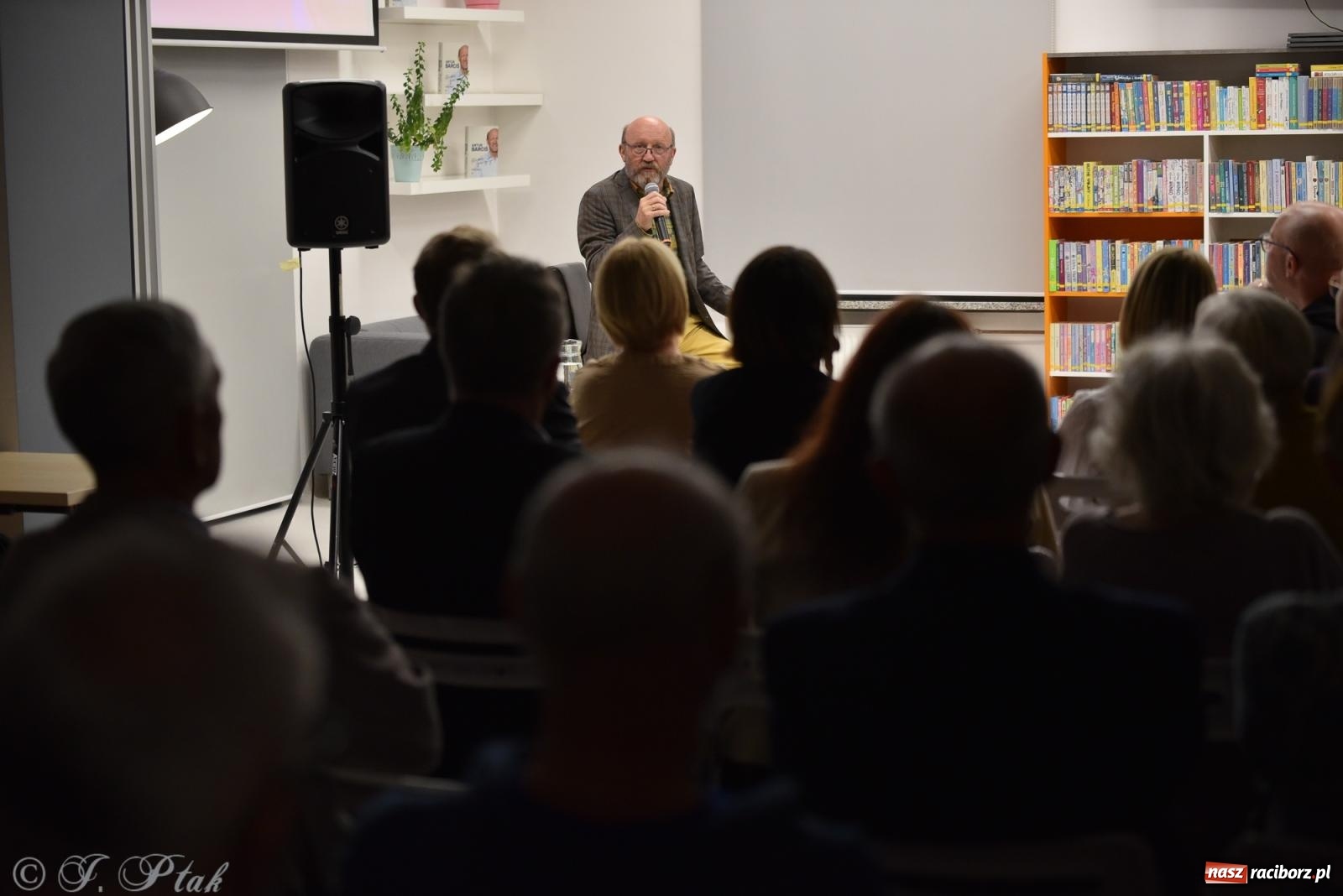 Zdjęcie w galerii na portalu naszraciborz.pl: Artur Barciś zawitał do Raciborza. Biblioteka pękała w szwach wiadomości z regionu