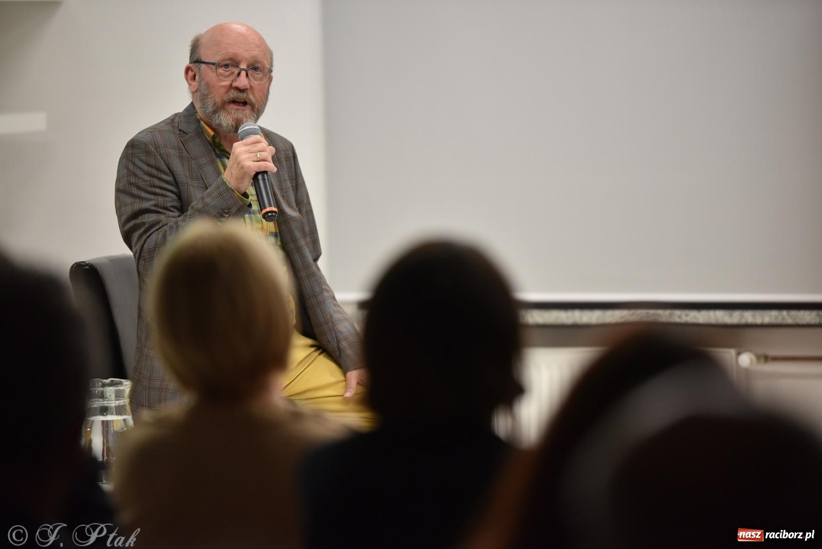 Zdjęcie w galerii na portalu naszraciborz.pl: Artur Barciś zawitał do Raciborza. Biblioteka pękała w szwach wiadomości z regionu