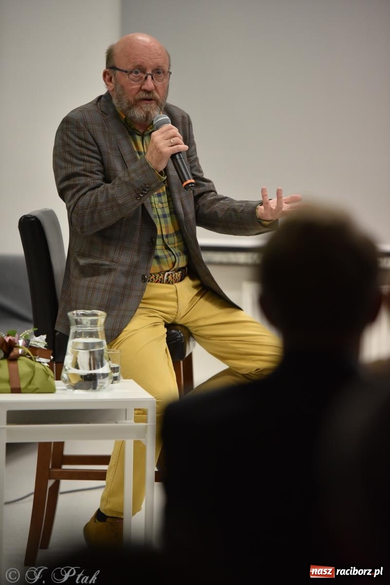 Zdjęcie w galerii na portalu naszraciborz.pl: Artur Barciś zawitał do Raciborza. Biblioteka pękała w szwach wiadomości z regionu