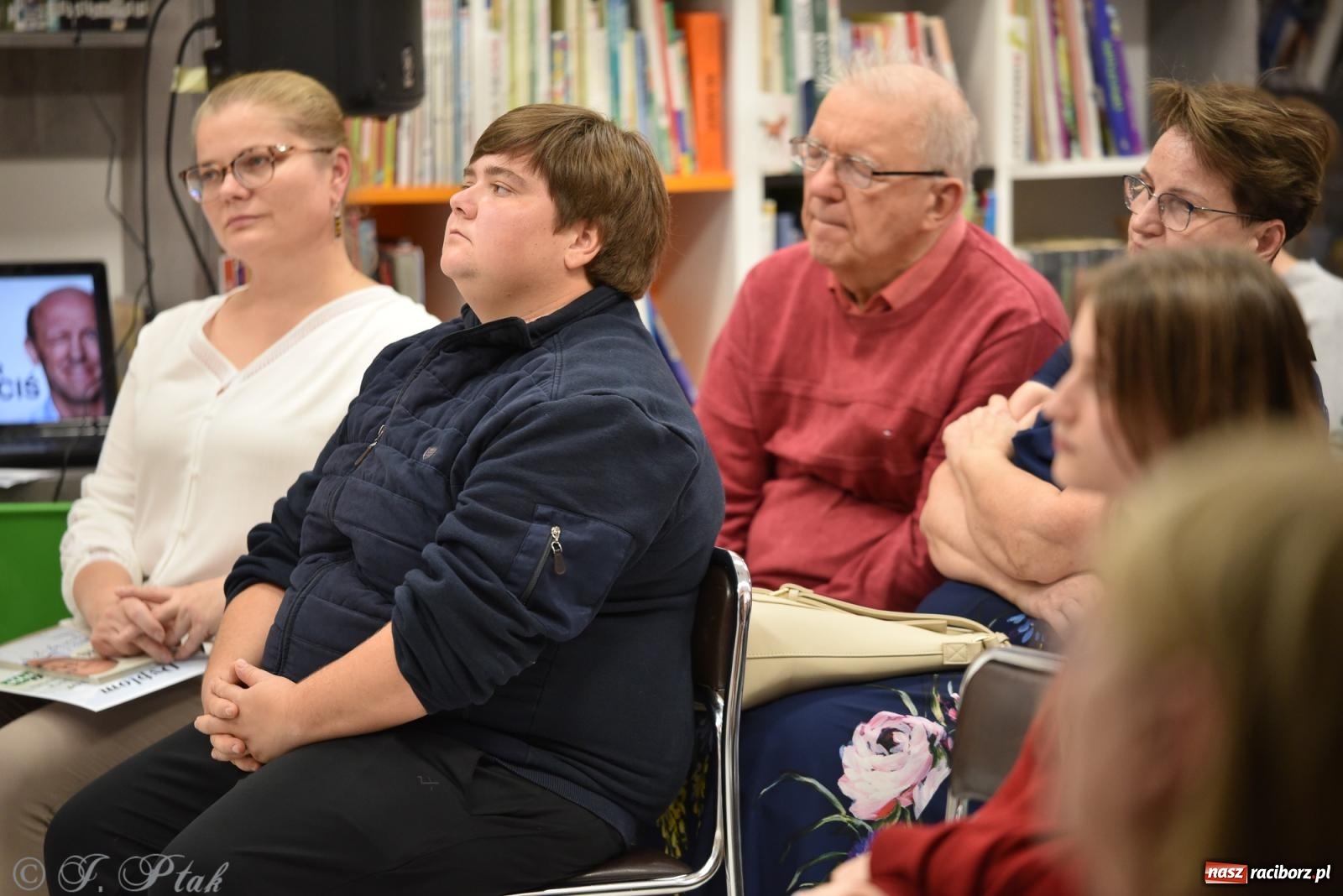 Zdjęcie w galerii na portalu naszraciborz.pl: Artur Barciś zawitał do Raciborza. Biblioteka pękała w szwach wiadomości z regionu