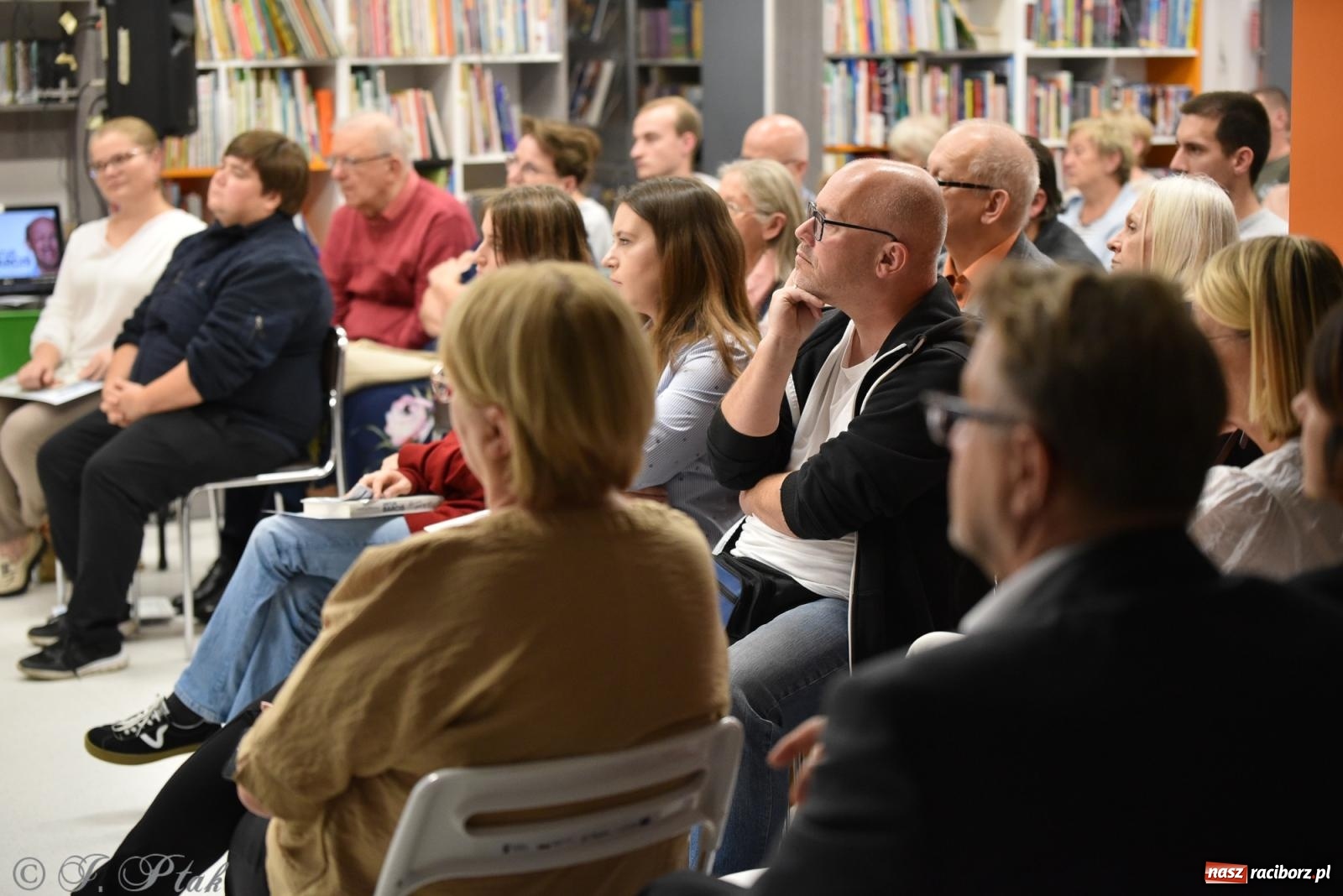 Zdjęcie w galerii na portalu naszraciborz.pl: Artur Barciś zawitał do Raciborza. Biblioteka pękała w szwach wiadomości z regionu