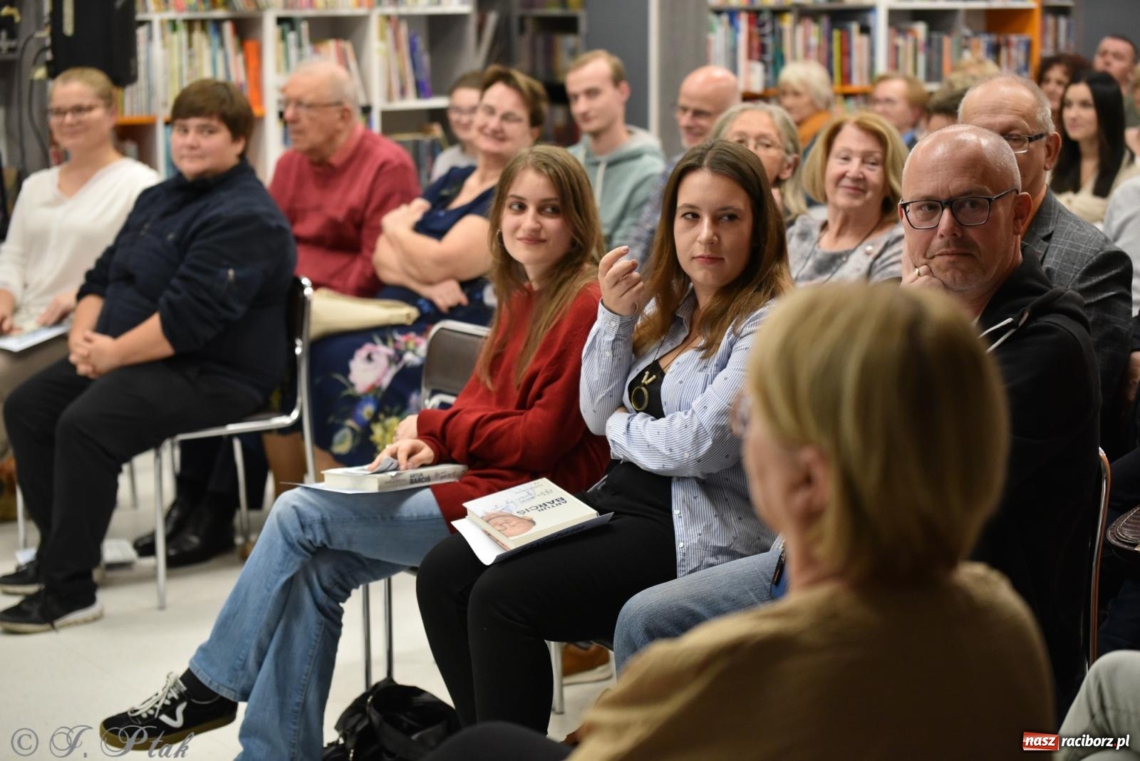 Zdjęcie w galerii na portalu naszraciborz.pl: Artur Barciś zawitał do Raciborza. Biblioteka pękała w szwach wiadomości z regionu