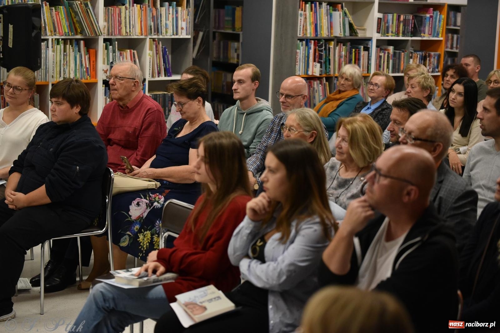 Zdjęcie w galerii na portalu naszraciborz.pl: Artur Barciś zawitał do Raciborza. Biblioteka pękała w szwach wiadomości z regionu