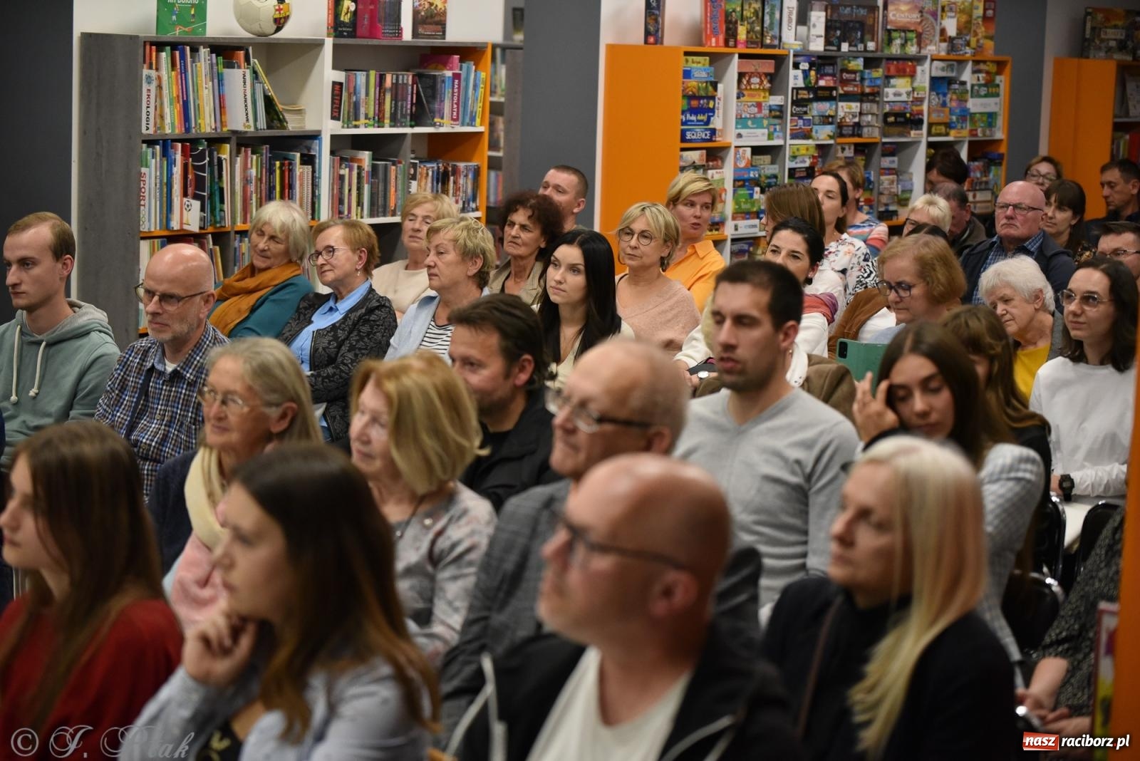 Zdjęcie w galerii na portalu naszraciborz.pl: Artur Barciś zawitał do Raciborza. Biblioteka pękała w szwach wiadomości z regionu