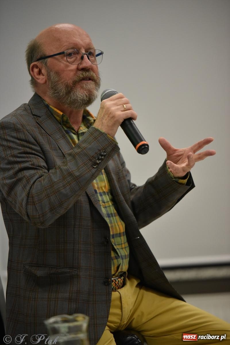 Zdjęcie w galerii na portalu naszraciborz.pl: Artur Barciś zawitał do Raciborza. Biblioteka pękała w szwach wiadomości z regionu