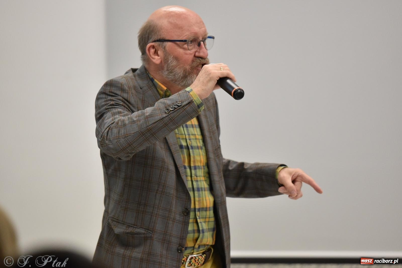 Zdjęcie w galerii na portalu naszraciborz.pl: Artur Barciś zawitał do Raciborza. Biblioteka pękała w szwach wiadomości z regionu