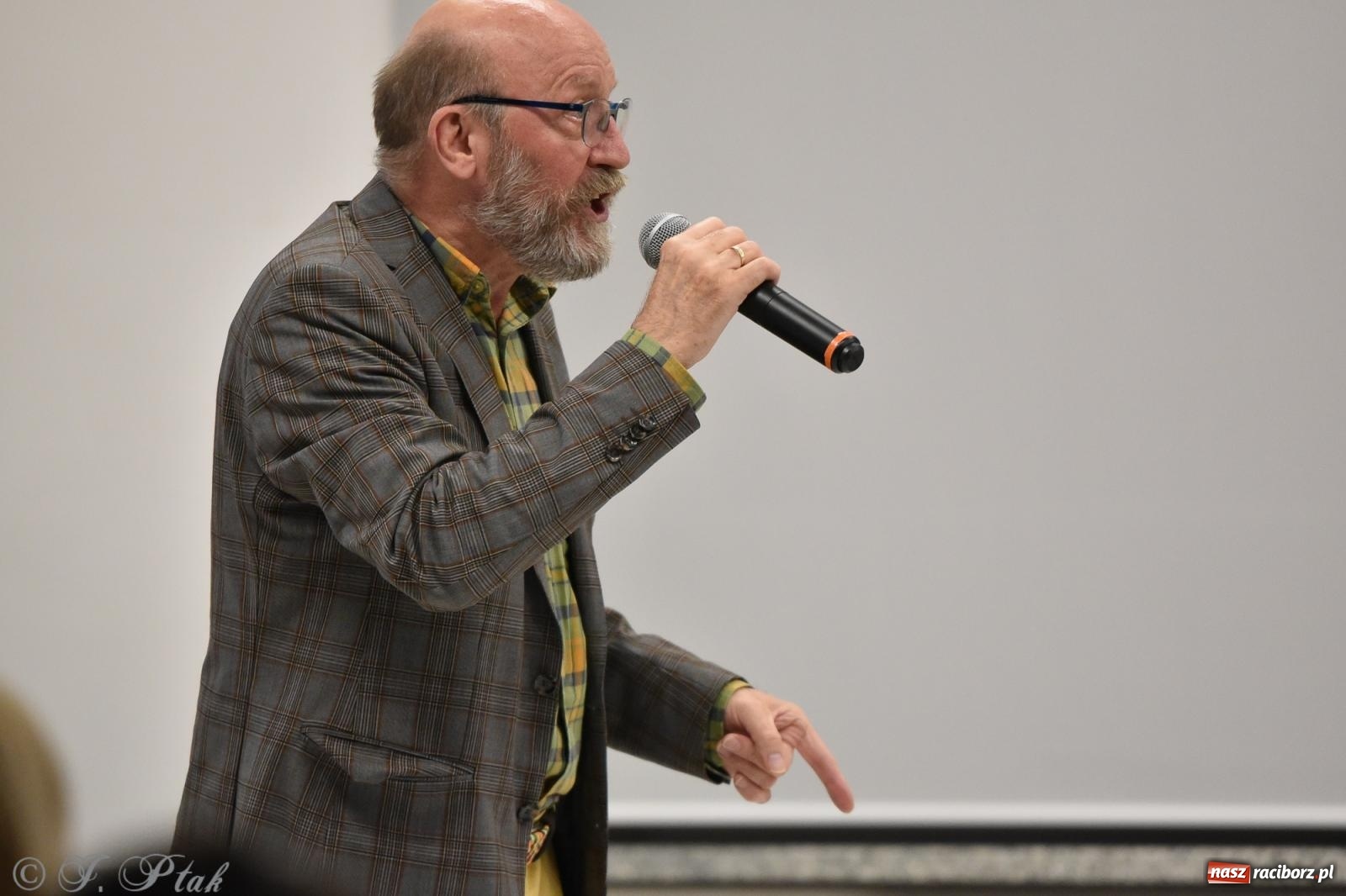 Zdjęcie w galerii na portalu naszraciborz.pl: Artur Barciś zawitał do Raciborza. Biblioteka pękała w szwach wiadomości z regionu