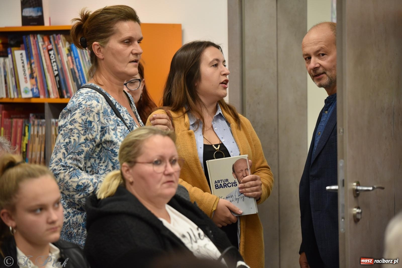 Zdjęcie w galerii na portalu naszraciborz.pl: Artur Barciś zawitał do Raciborza. Biblioteka pękała w szwach wiadomości z regionu