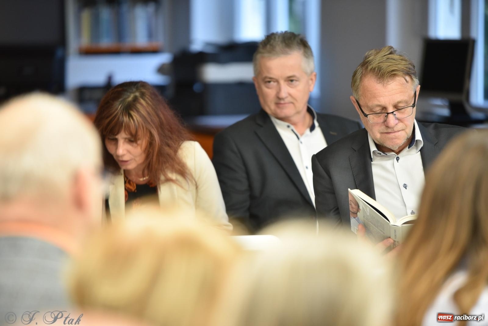 Zdjęcie w galerii na portalu naszraciborz.pl: Artur Barciś zawitał do Raciborza. Biblioteka pękała w szwach wiadomości z regionu