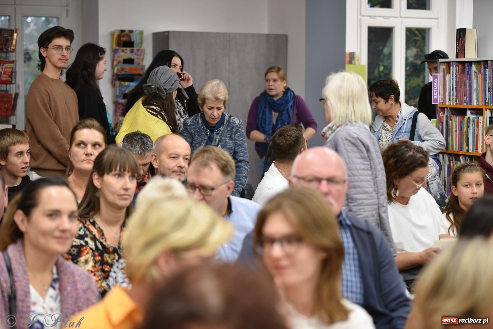 Zdjęcie w galerii na portalu naszraciborz.pl: Artur Barciś zawitał do Raciborza. Biblioteka pękała w szwach wiadomości z regionu