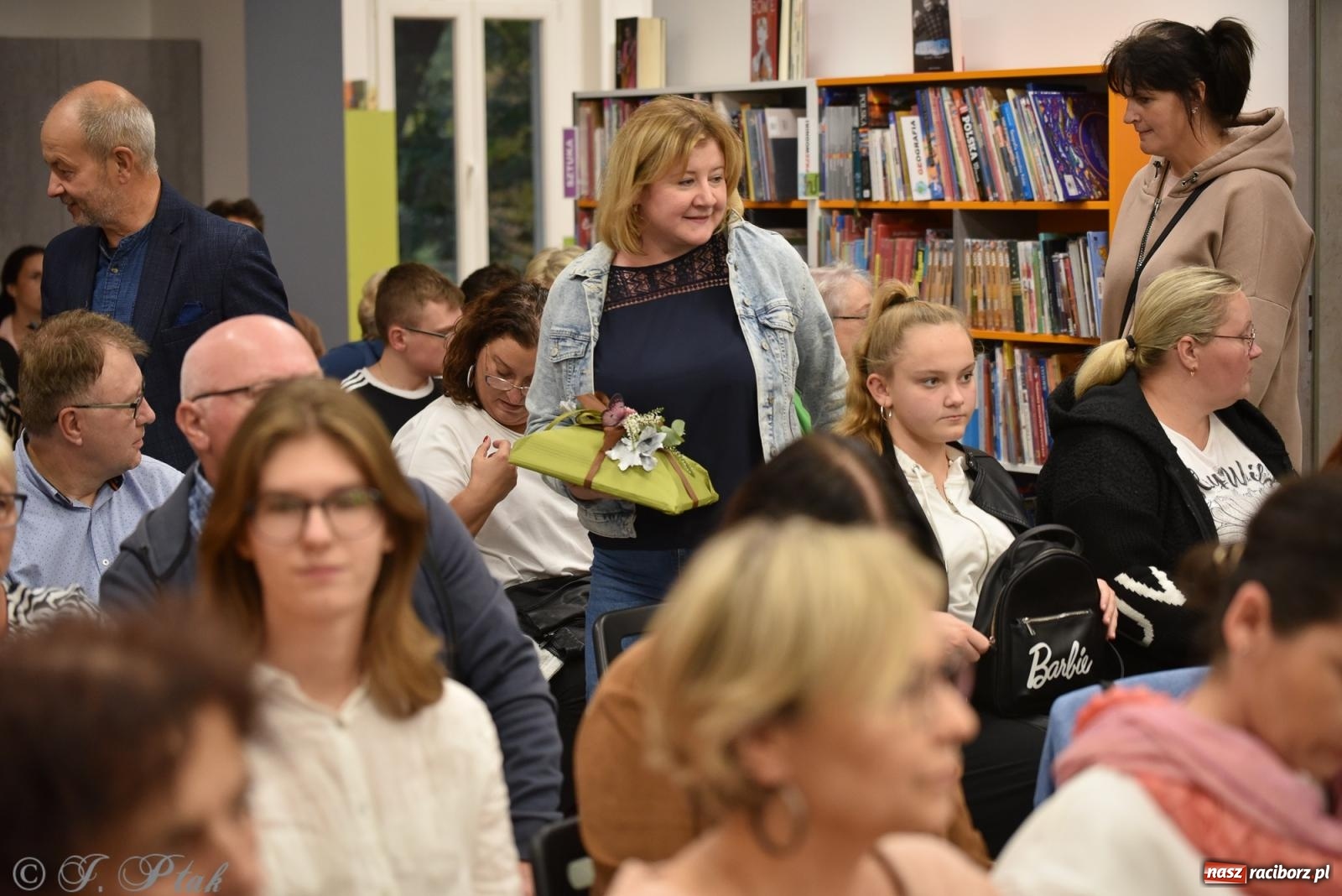 Zdjęcie w galerii na portalu naszraciborz.pl: Artur Barciś zawitał do Raciborza. Biblioteka pękała w szwach wiadomości z regionu