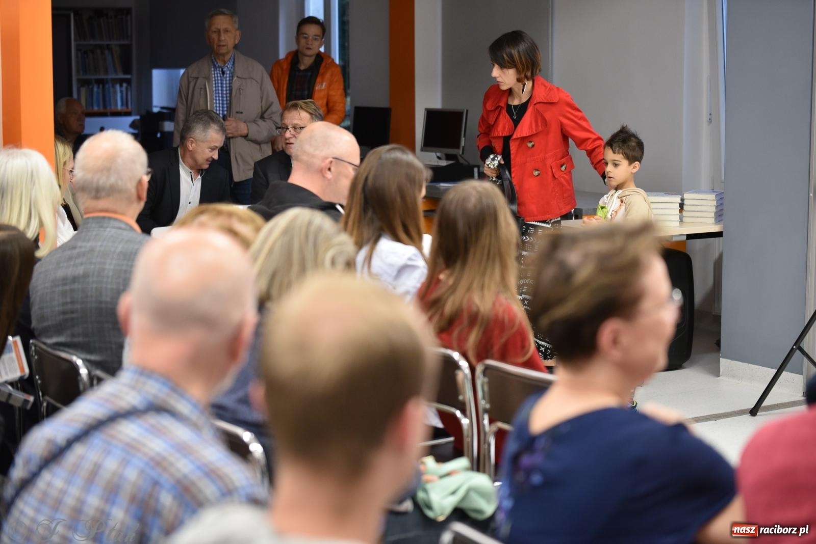 Zdjęcie w galerii na portalu naszraciborz.pl: Artur Barciś zawitał do Raciborza. Biblioteka pękała w szwach wiadomości z regionu