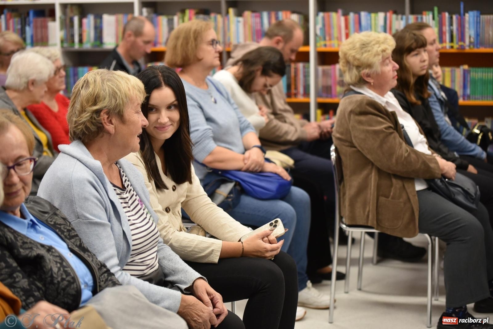 Zdjęcie w galerii na portalu naszraciborz.pl: Artur Barciś zawitał do Raciborza. Biblioteka pękała w szwach wiadomości z regionu
