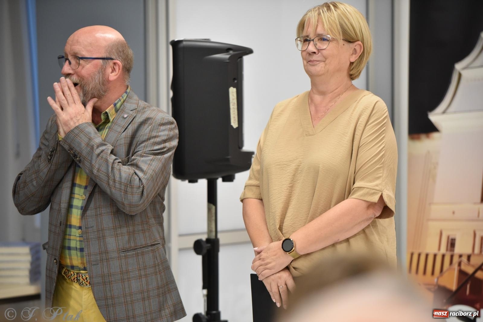 Zdjęcie w galerii na portalu naszraciborz.pl: Artur Barciś zawitał do Raciborza. Biblioteka pękała w szwach wiadomości z regionu