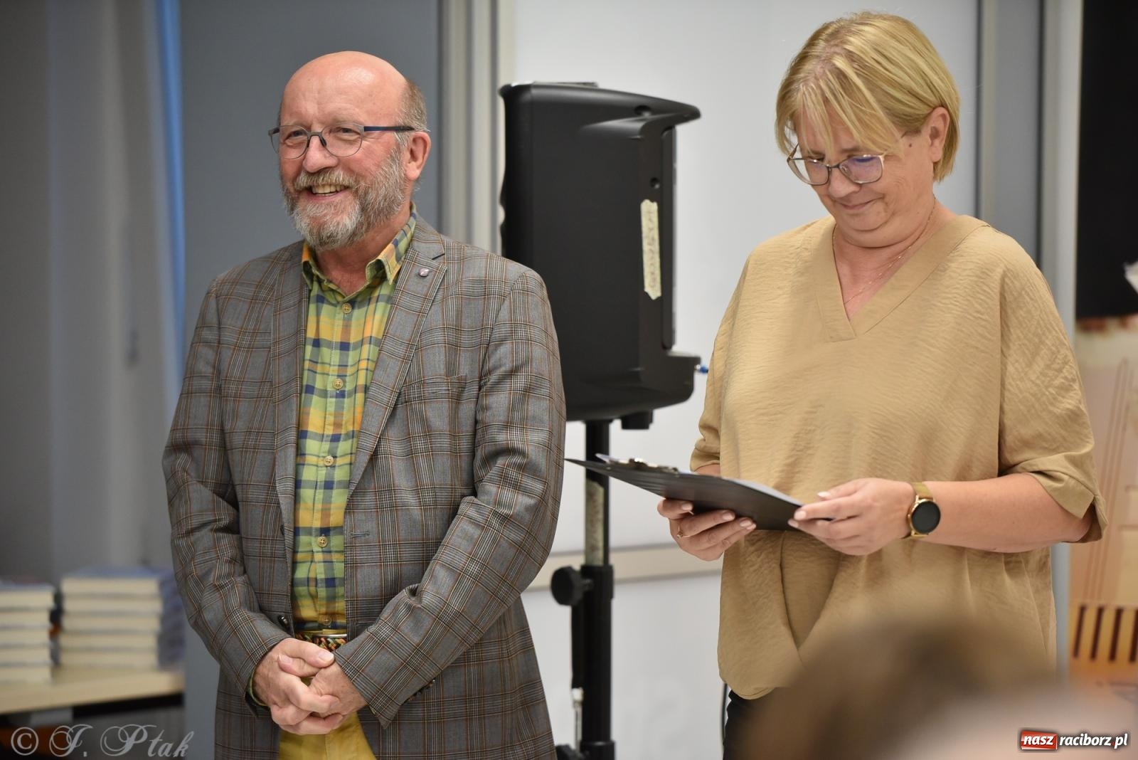 Zdjęcie w galerii na portalu naszraciborz.pl: Artur Barciś zawitał do Raciborza. Biblioteka pękała w szwach wiadomości z regionu