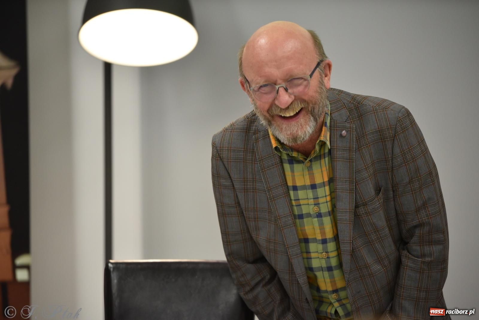 Zdjęcie w galerii na portalu naszraciborz.pl: Artur Barciś zawitał do Raciborza. Biblioteka pękała w szwach wiadomości z regionu