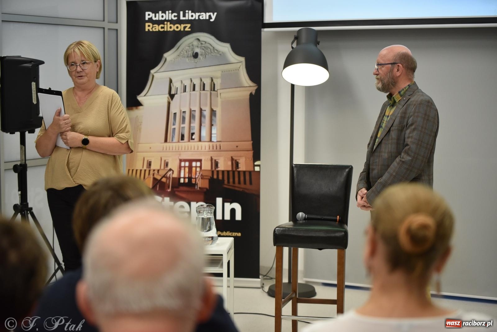 Zdjęcie w galerii na portalu naszraciborz.pl: Artur Barciś zawitał do Raciborza. Biblioteka pękała w szwach wiadomości z regionu
