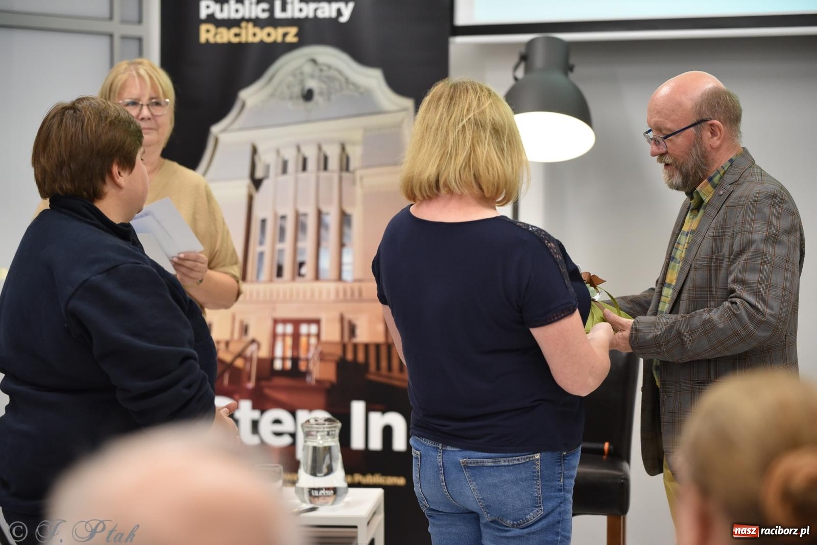 Zdjęcie w galerii na portalu naszraciborz.pl: Artur Barciś zawitał do Raciborza. Biblioteka pękała w szwach wiadomości z regionu
