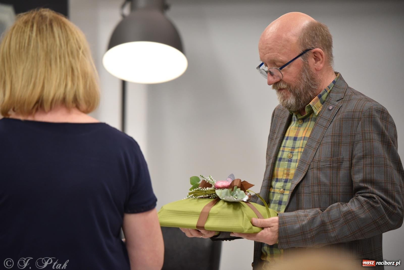 Zdjęcie w galerii na portalu naszraciborz.pl: Artur Barciś zawitał do Raciborza. Biblioteka pękała w szwach wiadomości z regionu