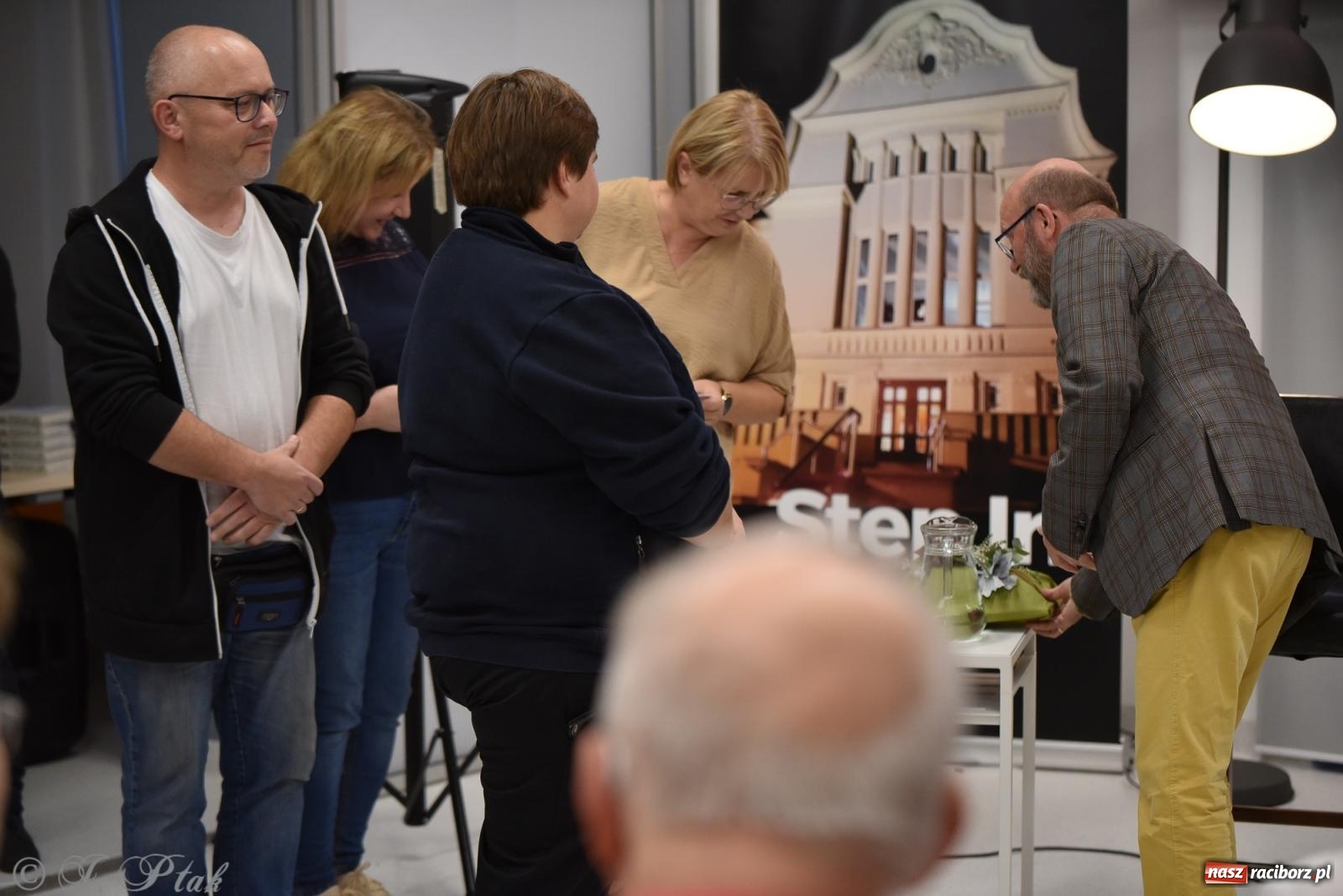 Zdjęcie w galerii na portalu naszraciborz.pl: Artur Barciś zawitał do Raciborza. Biblioteka pękała w szwach wiadomości z regionu