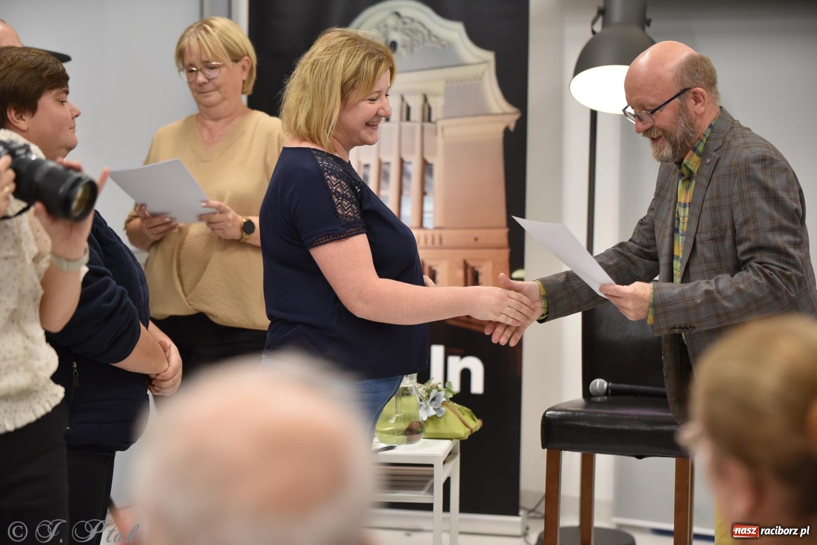 Zdjęcie w galerii na portalu naszraciborz.pl: Artur Barciś zawitał do Raciborza. Biblioteka pękała w szwach wiadomości z regionu