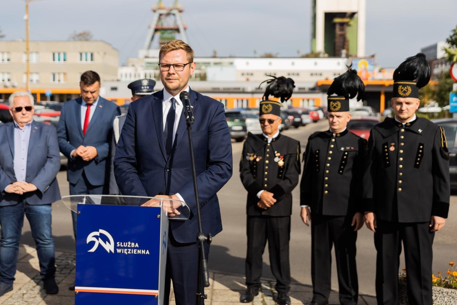 Zdjęcie w galerii na portalu naszraciborz.pl: Przy jastrzębskim więzieniu powstanie tablica pamięci o internowanych. Podpisano porozumienie wiadomości z regionu