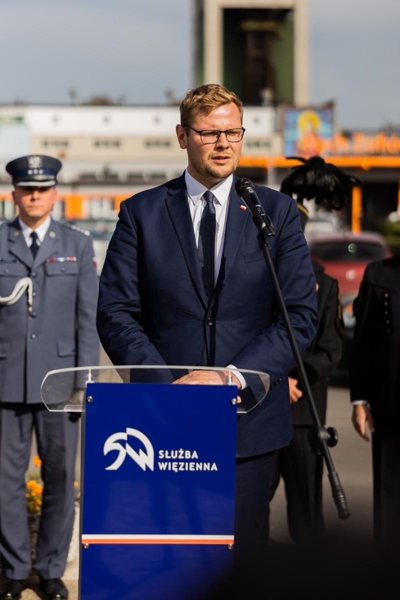 Zdjęcie w galerii na portalu naszraciborz.pl: Przy jastrzębskim więzieniu powstanie tablica pamięci o internowanych. Podpisano porozumienie wiadomości z regionu