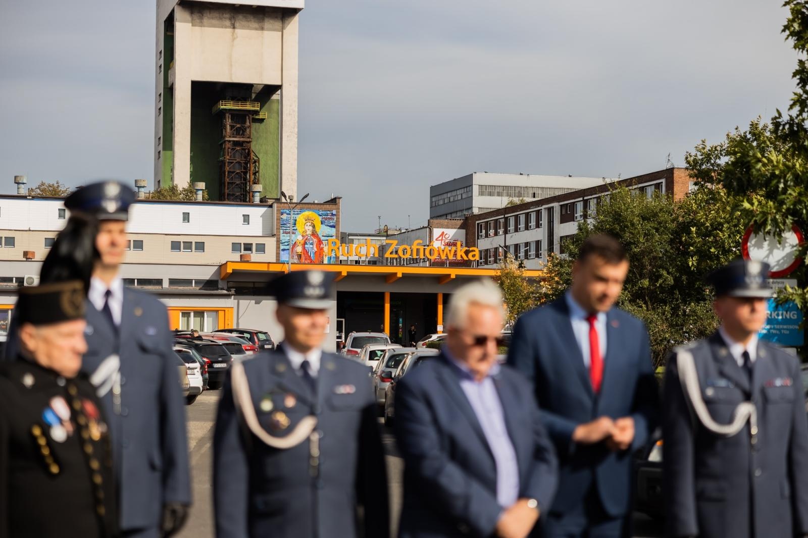 Zdjęcie w galerii na portalu naszraciborz.pl: Przy jastrzębskim więzieniu powstanie tablica pamięci o internowanych. Podpisano porozumienie wiadomości z regionu
