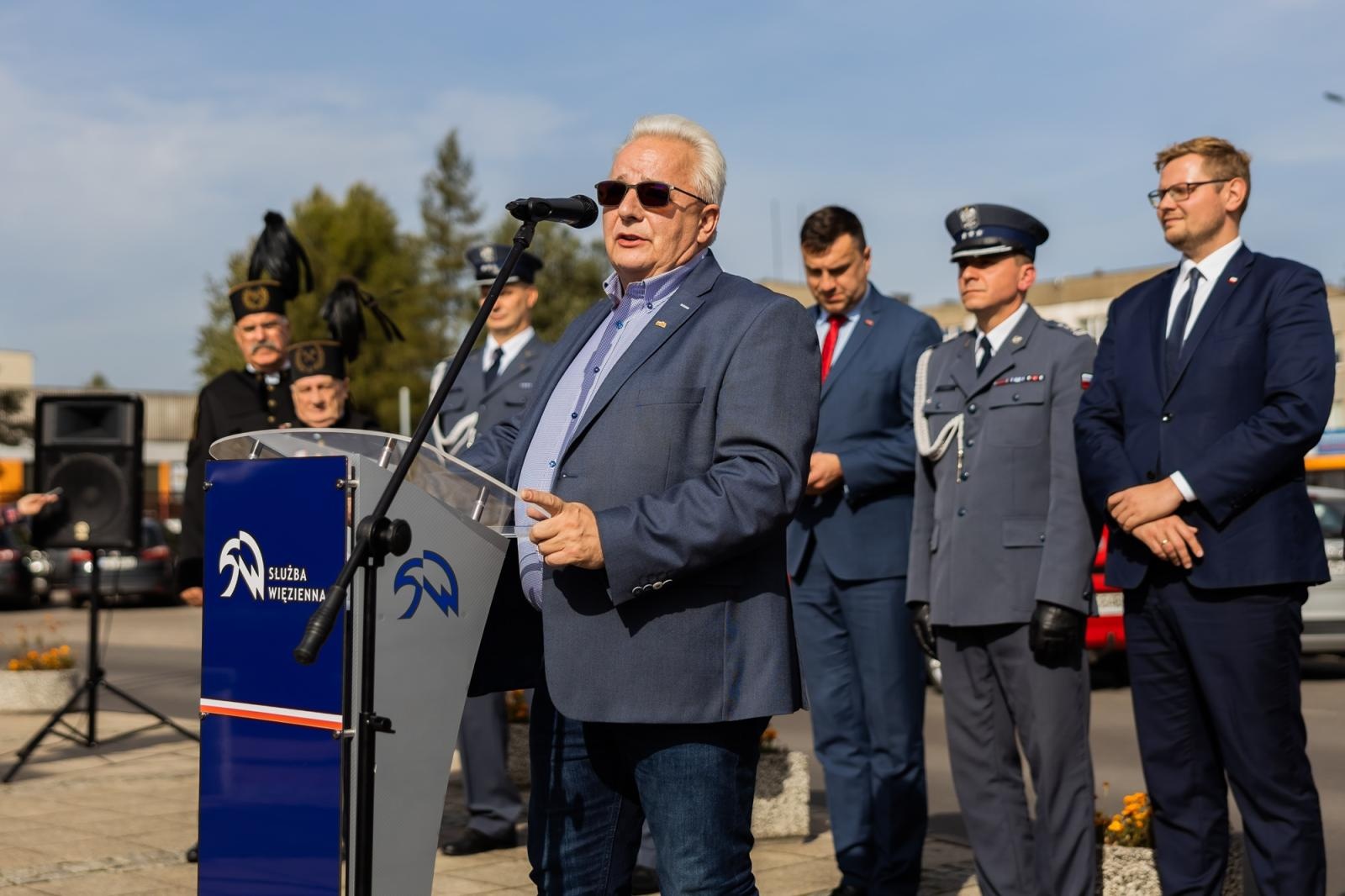 Zdjęcie w galerii na portalu naszraciborz.pl: Przy jastrzębskim więzieniu powstanie tablica pamięci o internowanych. Podpisano porozumienie wiadomości z regionu