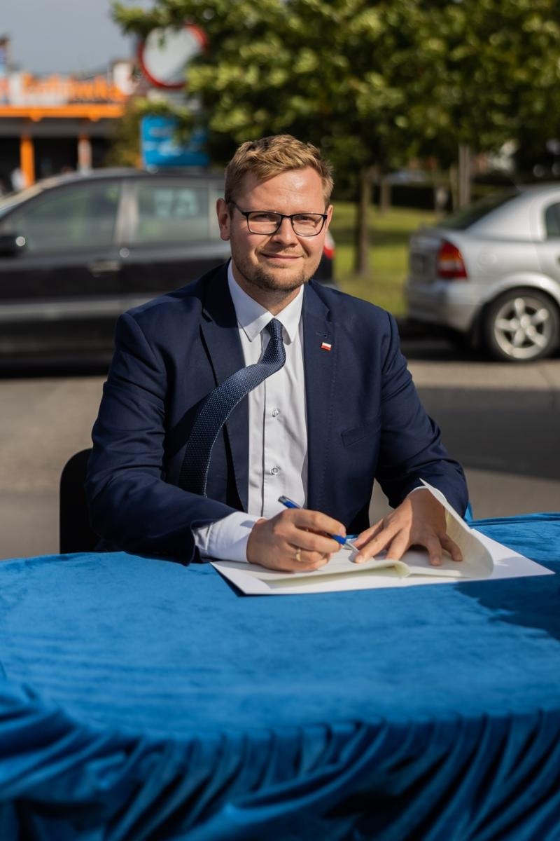 Zdjęcie w galerii na portalu naszraciborz.pl: Przy jastrzębskim więzieniu powstanie tablica pamięci o internowanych. Podpisano porozumienie wiadomości z regionu