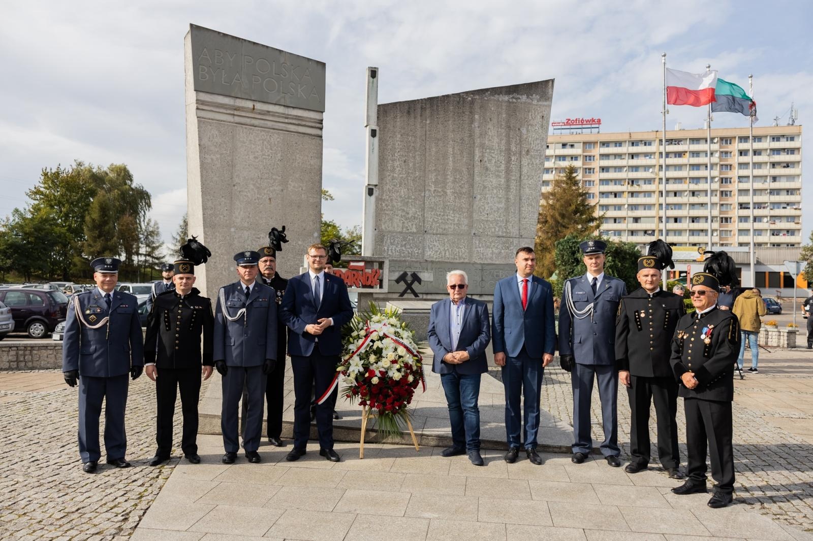 Zdjęcie w galerii na portalu naszraciborz.pl: Przy jastrzębskim więzieniu powstanie tablica pamięci o internowanych. Podpisano porozumienie wiadomości z regionu