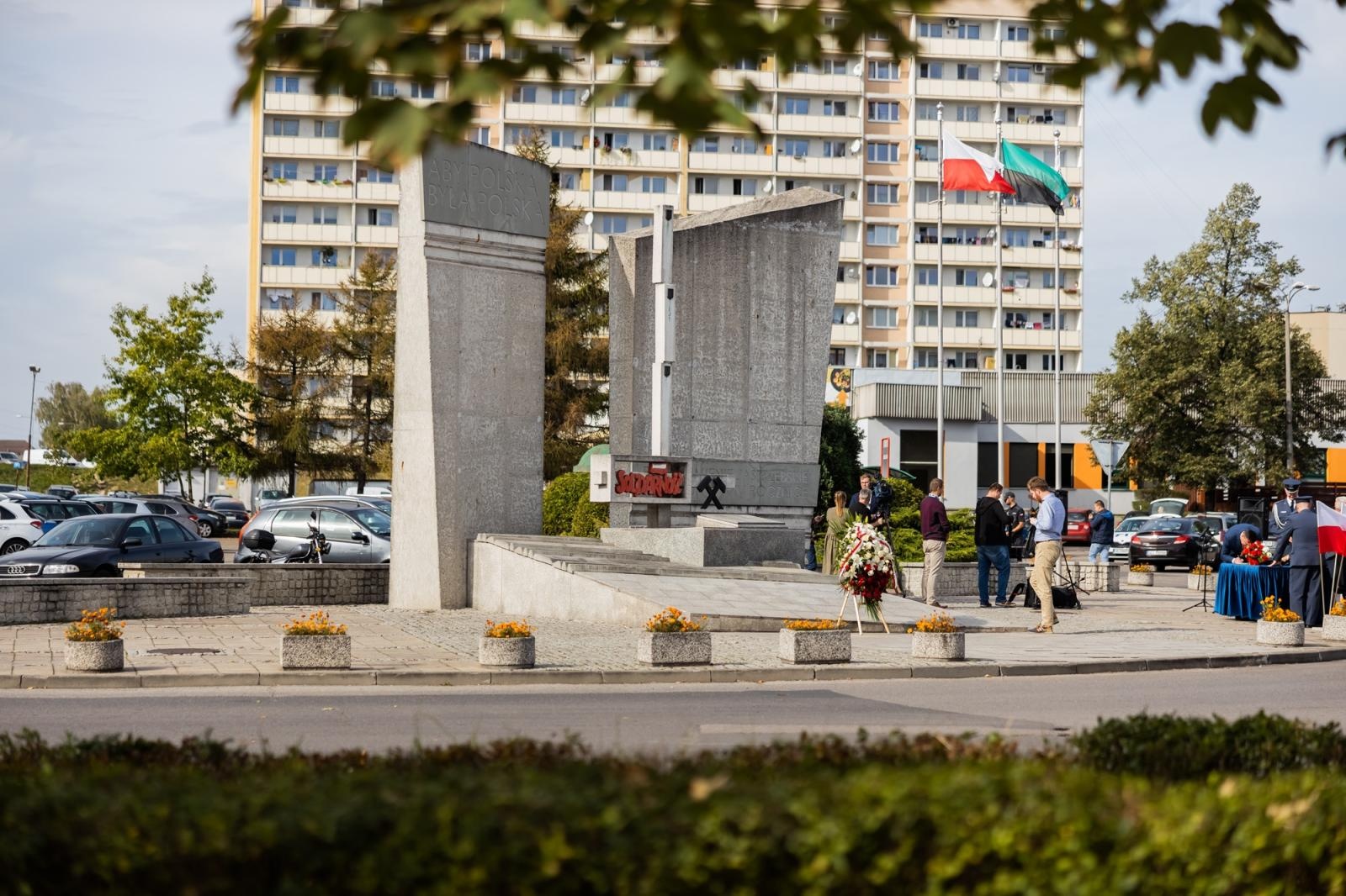 Zdjęcie w galerii na portalu naszraciborz.pl: Przy jastrzębskim więzieniu powstanie tablica pamięci o internowanych. Podpisano porozumienie wiadomości z regionu