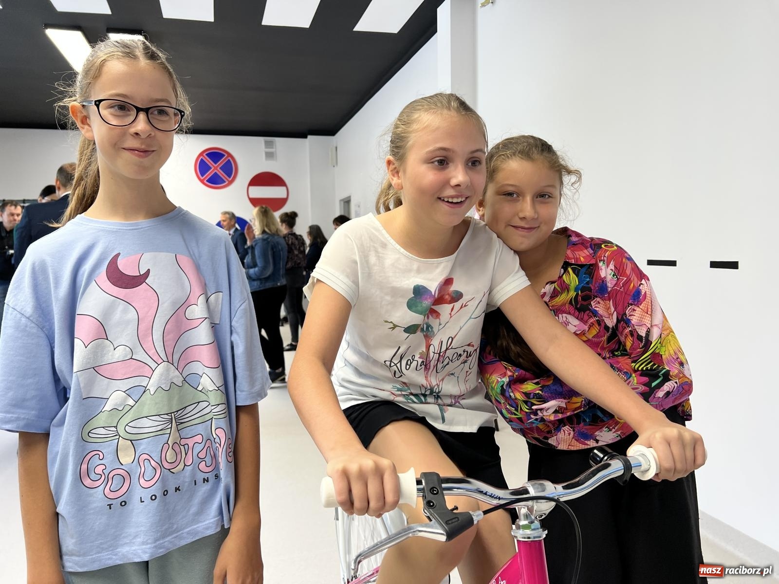 Zdjęcie w galerii na portalu naszraciborz.pl: W ramach projektu Bezpieczny pieszy w SP 1 powstała rowerownia wiadomości z regionu