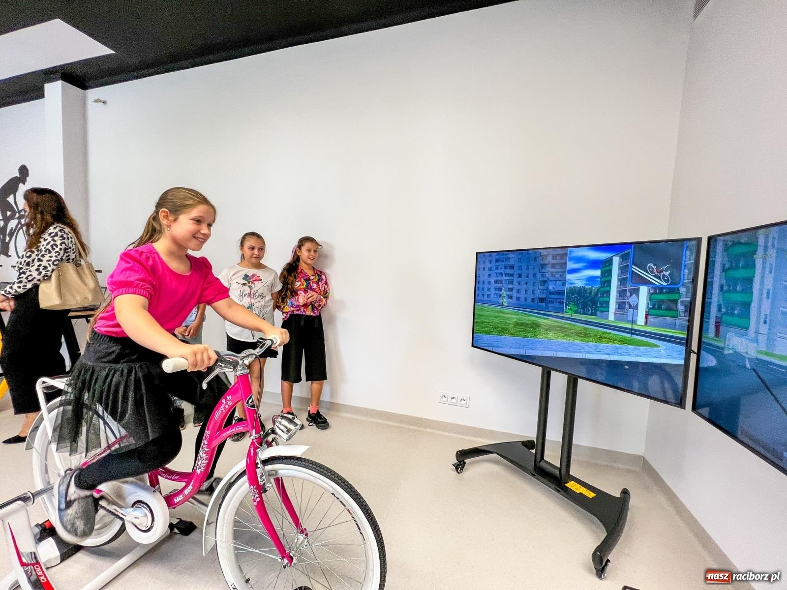 Zdjęcie w galerii na portalu naszraciborz.pl: W ramach projektu Bezpieczny pieszy w SP 1 powstała rowerownia wiadomości z regionu