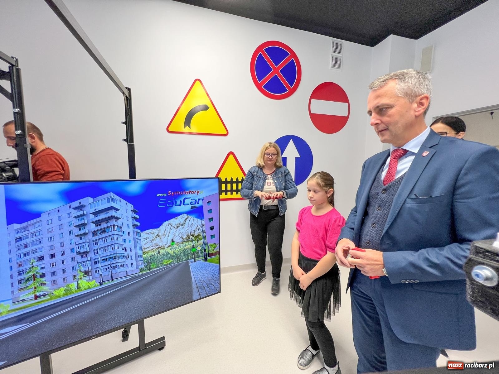 Zdjęcie w galerii na portalu naszraciborz.pl: W ramach projektu Bezpieczny pieszy w SP 1 powstała rowerownia wiadomości z regionu