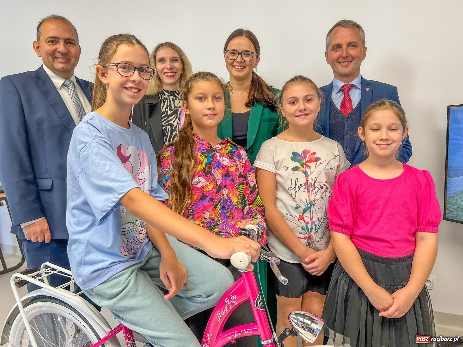 Zdjęcie w galerii na portalu naszraciborz.pl: W ramach projektu Bezpieczny pieszy w SP 1 powstała rowerownia wiadomości z regionu