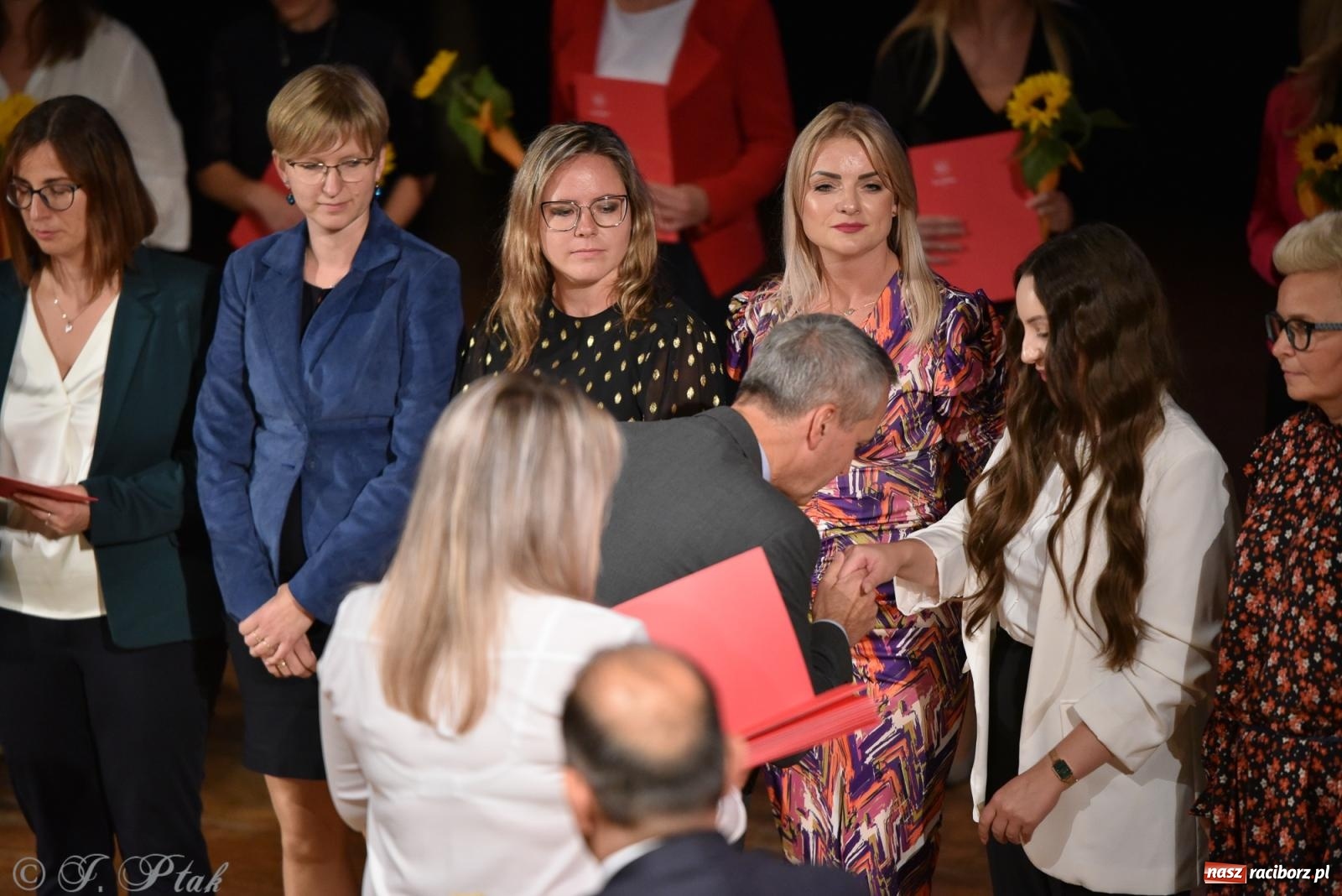 Zdjęcie w galerii na portalu naszraciborz.pl: Raciborska oświata świętuje. Dzień Edukacji Narodowej w RCK [FOTO i WIDEO] wiadomości z regionu