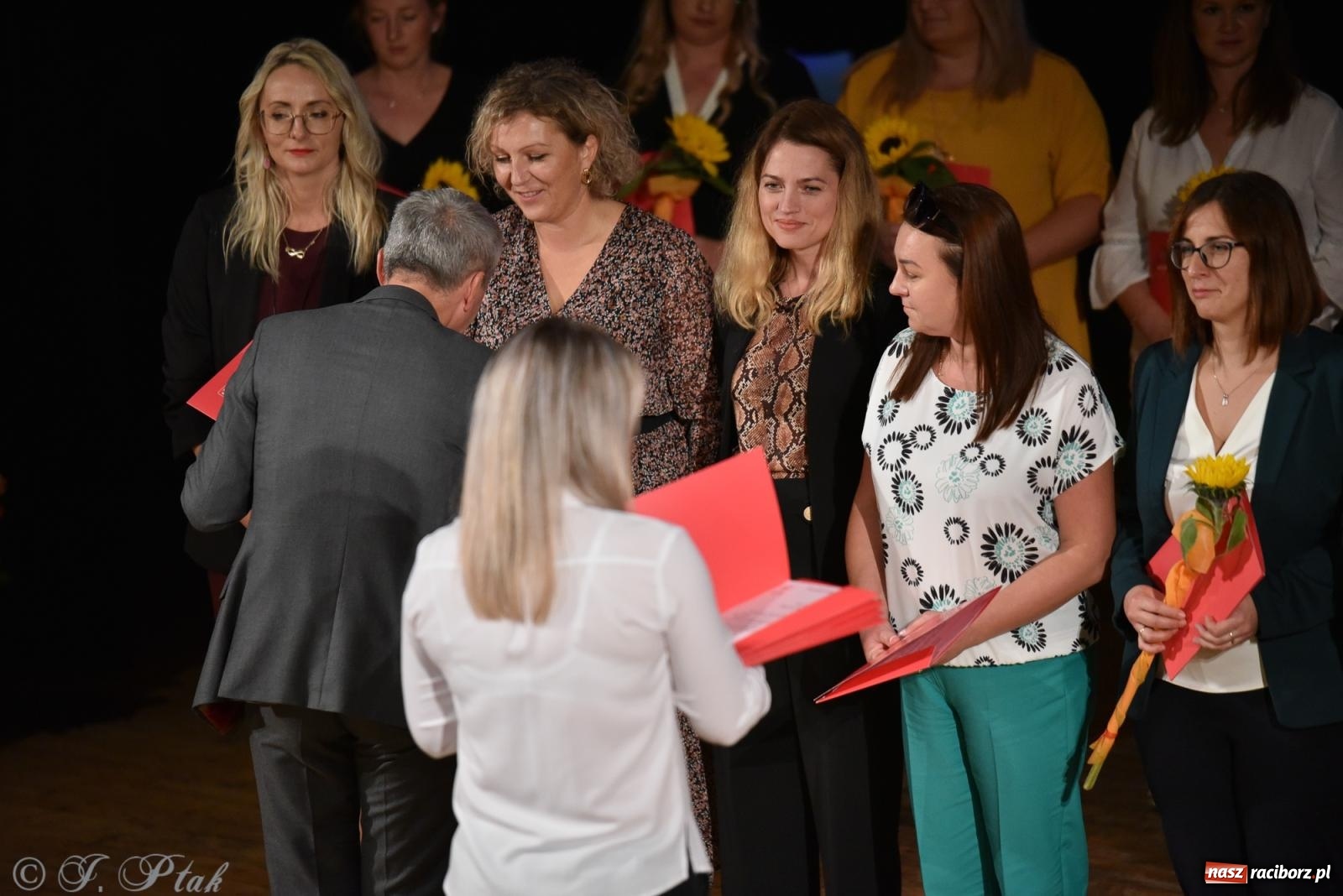Zdjęcie w galerii na portalu naszraciborz.pl: Raciborska oświata świętuje. Dzień Edukacji Narodowej w RCK [FOTO i WIDEO] wiadomości z regionu