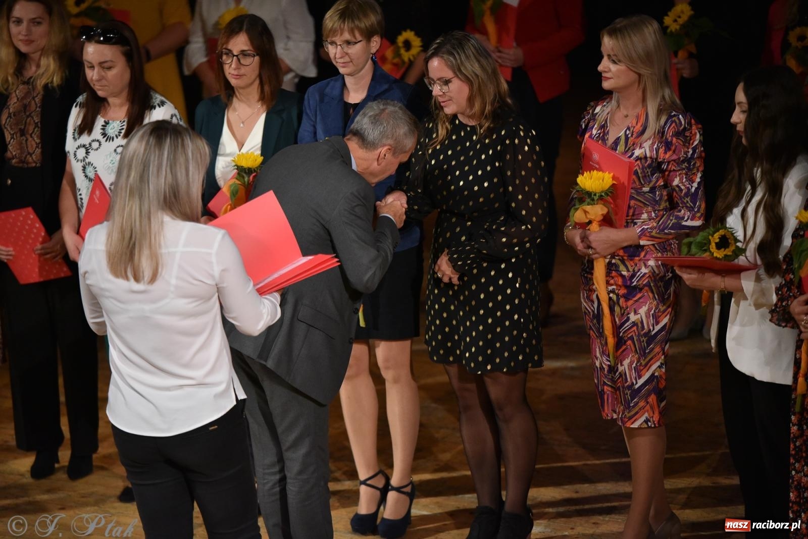 Zdjęcie w galerii na portalu naszraciborz.pl: Raciborska oświata świętuje. Dzień Edukacji Narodowej w RCK [FOTO i WIDEO] wiadomości z regionu