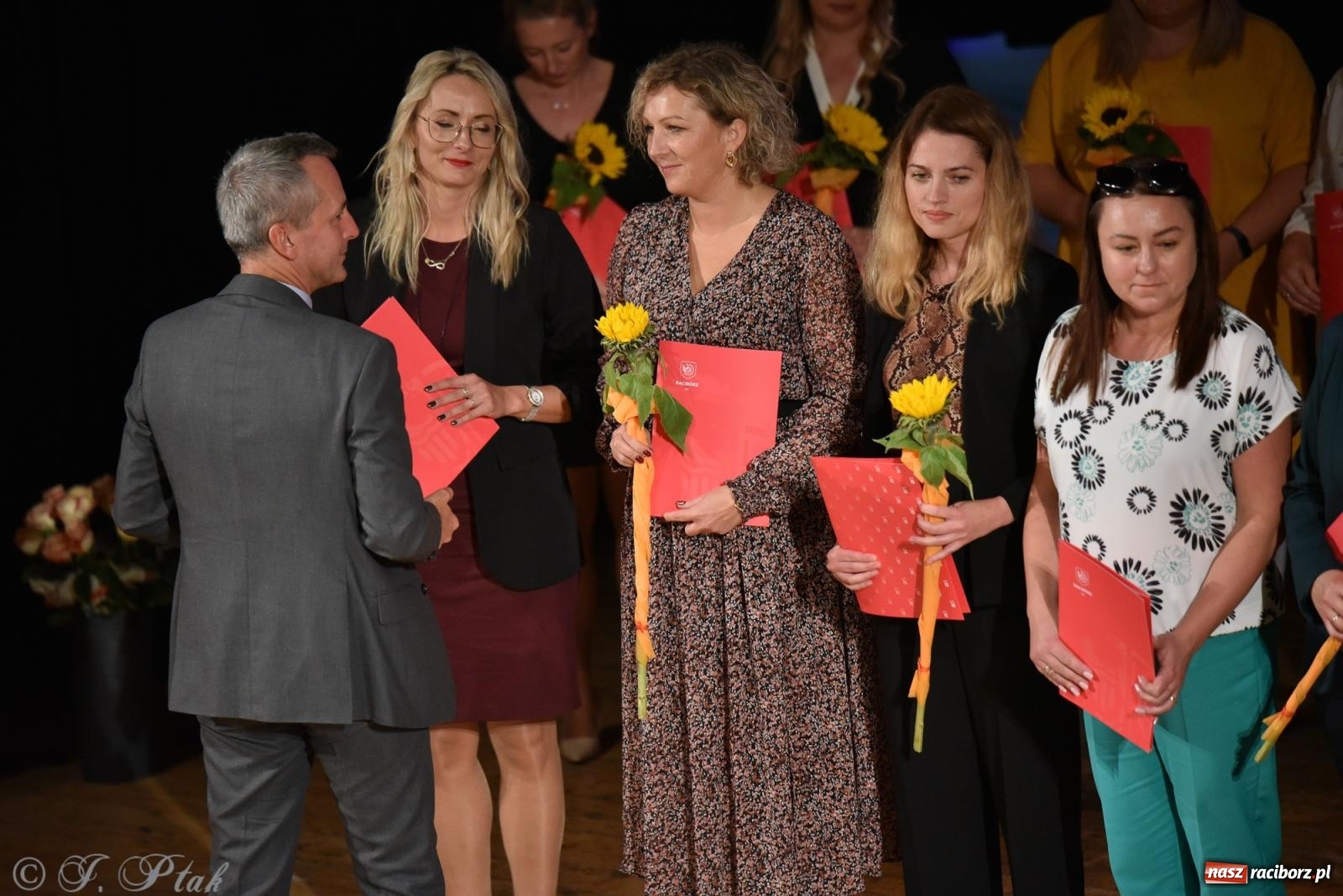 Zdjęcie w galerii na portalu naszraciborz.pl: Raciborska oświata świętuje. Dzień Edukacji Narodowej w RCK [FOTO i WIDEO] wiadomości z regionu