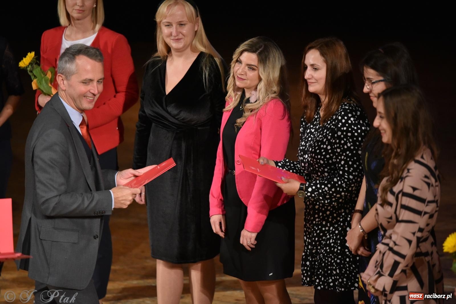 Zdjęcie w galerii na portalu naszraciborz.pl: Raciborska oświata świętuje. Dzień Edukacji Narodowej w RCK [FOTO i WIDEO] wiadomości z regionu