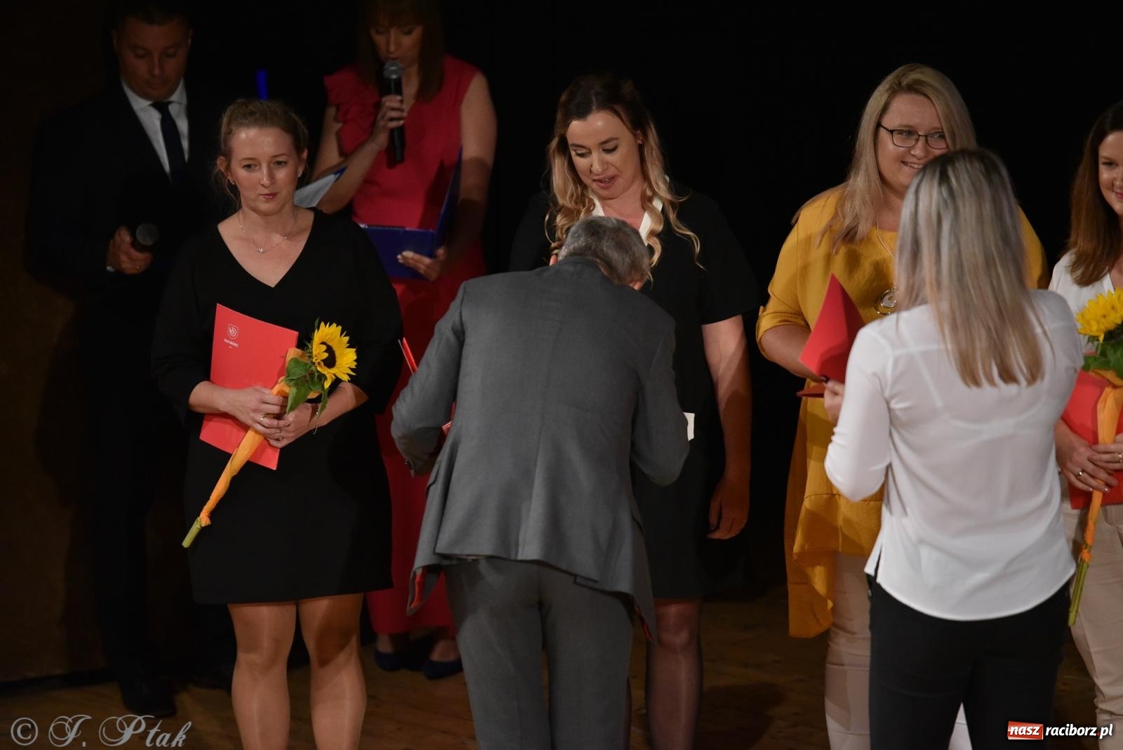 Zdjęcie w galerii na portalu naszraciborz.pl: Raciborska oświata świętuje. Dzień Edukacji Narodowej w RCK [FOTO i WIDEO] wiadomości z regionu