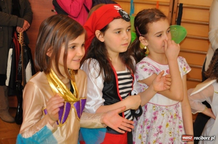 Zdjęcie w galerii na portalu naszraciborz.pl: Szaleństwa karnawałowe w SP 13 z DJem wiadomości z regionu